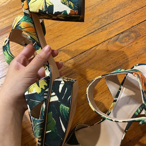 Stuart Weitzman / NEW Carmina ANKLE STRAP floral TROPICAL Platform Sandal 9.5 - Picture 4 of 8